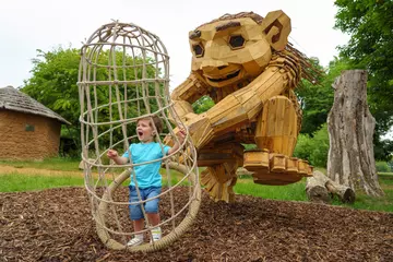 Lilnut catching a child in her net 