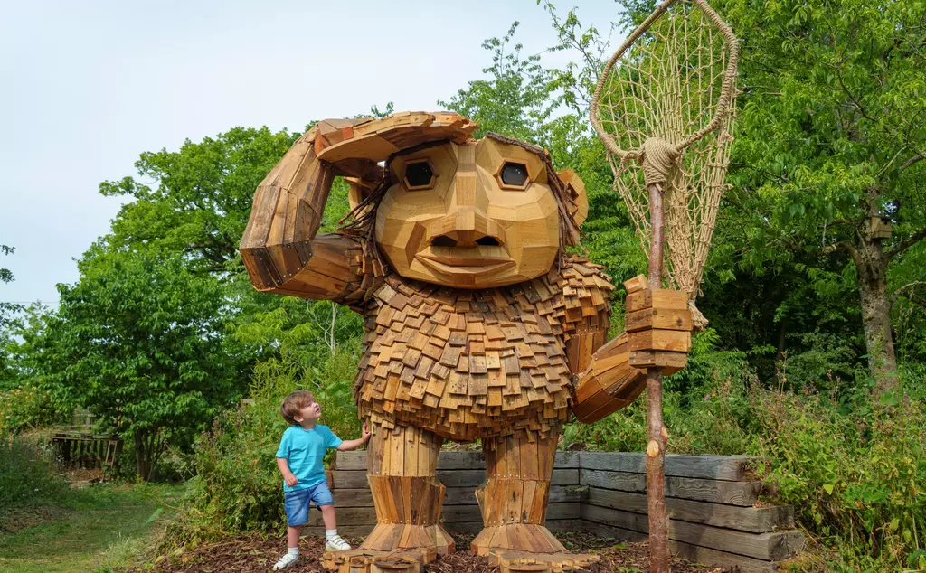 Taks the troll with a young explorer