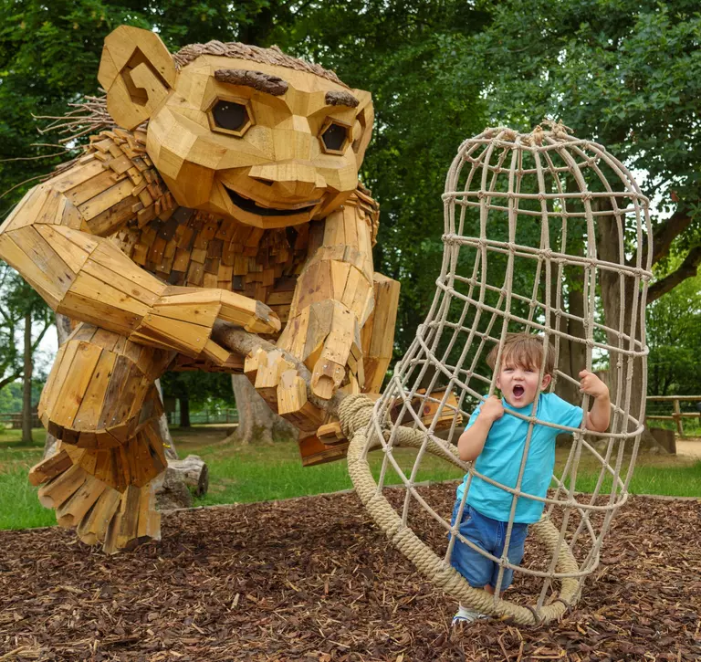 Lilnut the troll catching a child in her net